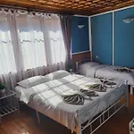 Old House - стара къща
