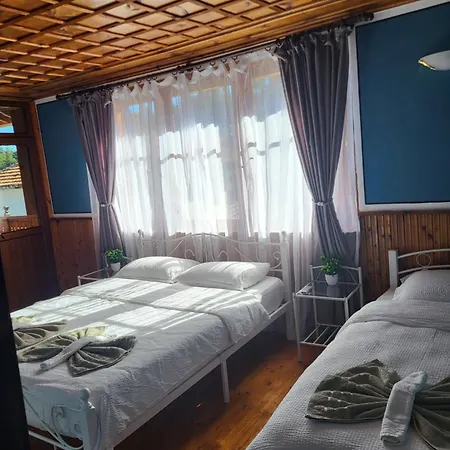 Old House - стара къща