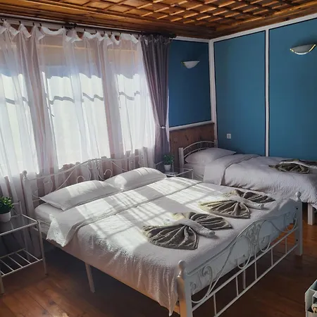 Old House - стара къща