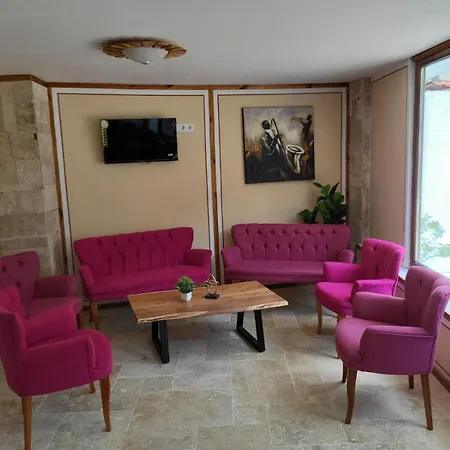 Old House - стара къща