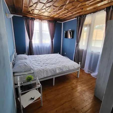 Old House - стара къща
