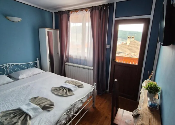 Old House - стара къща فيلة