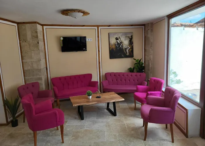 Old House - стара къща