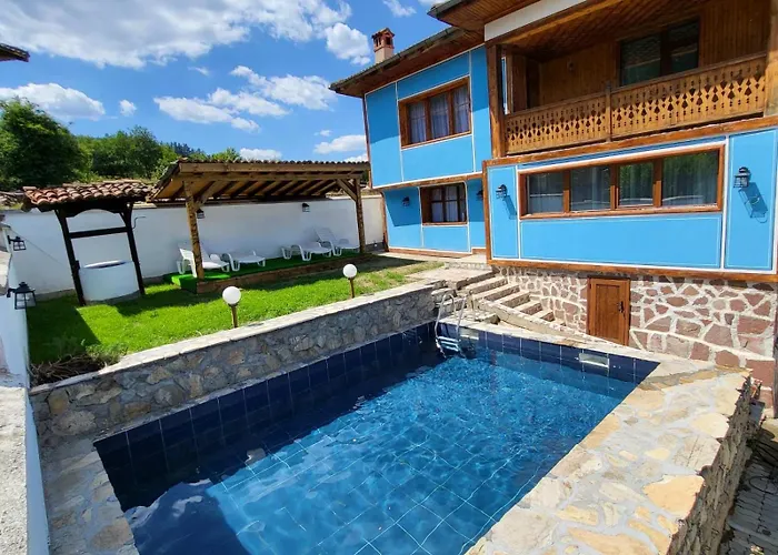 Old House - стара къща فيلة